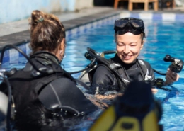 zwei Scubataucher im Pool